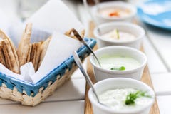 Sauces en petites cuvettes et tortillas dans l'†de panier « prêt pour le dîner traditionnel de meze images libres de droits Sauces en petites cuvettes et tortillas dans l'†de panier « prêt pour le dîner traditionnel de meze images libres de droits